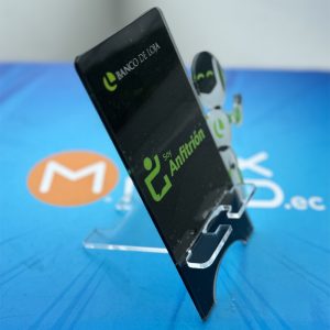 Porta celular ideal para escritorios con espacio para cable